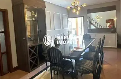 Sobrado espaçoso e com amplo quintal, no residencial village terras indaiá.