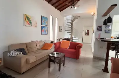 Sobrado triplex totalmente reformado na aviação – conforto, espaço e sofisticação a poucos metros da praia!