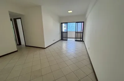 Excelente apartamento três quartos suíte mais dependência alameda catania ( pituba )