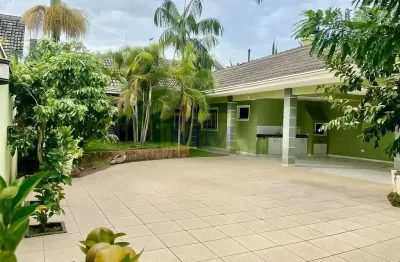 Linda casa térrea com duas suítes em terreno de 390m² localizada no pineville -