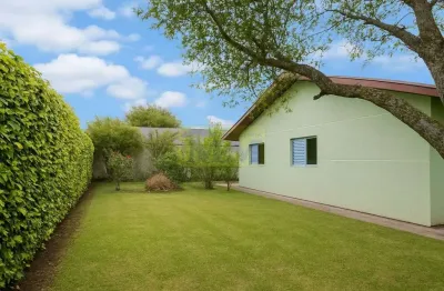 Casa de esquina 3 dormitórios com amplo terreno (344m²): conforto, localização e