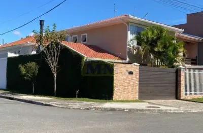 Sobrado com 3 dormitórios e móveis planejados no coração de pinhais! 