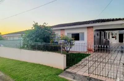 Casa espaçosa com amplo terreno e edícula em pinhais - oportunidade única!