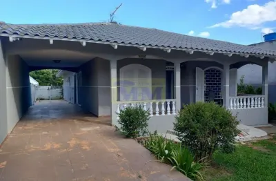 Casa com 3 Quartos, Suíte e Amplo Terreno Arborizado – Segurança e Conforto.