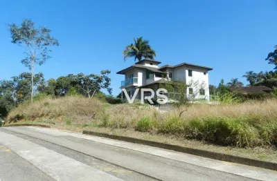 Casa em construção localizada em dois terrenos totalmente planos