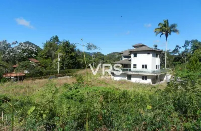 Casa em construção localizada em dois terrenos totalmente planos