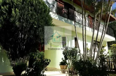 Belíssimo sobrado no bolsão interlagos. rua tranquila e arborizada.