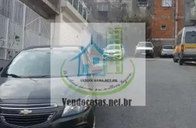 Casa térrea com 2 quartos sendo um suíte  ,sala ,cozinha ,garagem coberta para 4 carros quintal e ár