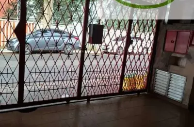 Sobrado com localização excelente com 2 dormitórios, quintal com churrasqueira edícula nos fundos .