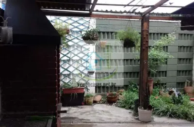 Excelente sobrado em condomínio  fechado com 03 dormitórios, 01 suíte,living 02 ambs, 03 banheiros,a