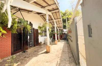 Casa na praia com 02 quartos, quintal e excelente localização
