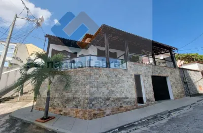 Casa à venda no fonseca, dentro de condomínio, com piscina e churrasqueira.