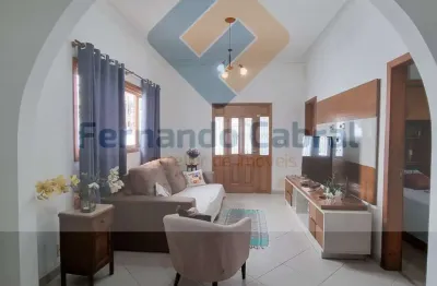Casa à venda no pé pequeno, alto padrão: 5 quartos, 2 suítes, 1 sala, 5 banheiros, 4 vagas e 262m² de área. venha conferir!
