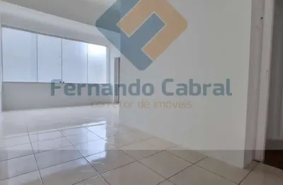 Conjunto de salas para locação, junto ao largo do marrão.