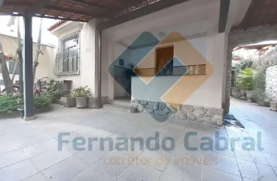 Impecável casa de 7 quartos à venda em santa rosa, niterói-rj: 2 suítes, 2 salas, 5 banheiros, 3 vagas de garagem.