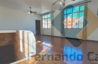 Casa a venda no pé pequeno, 5 quartos com piscina e churrasqueira.