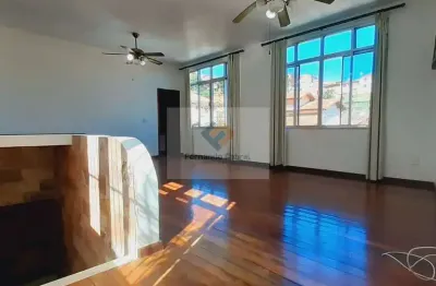 Casa a venda no pé pequeno, 5 quartos com piscina e churrasqueira.