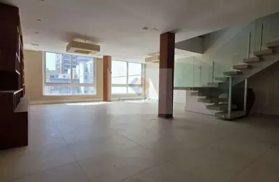 Luxuosa cobertura à venda em icaraí, niterói-rj: 3 quartos, 3 suítes, 1 sala, 5 banheiros, 2 vagas de garagem, 221m² de área.