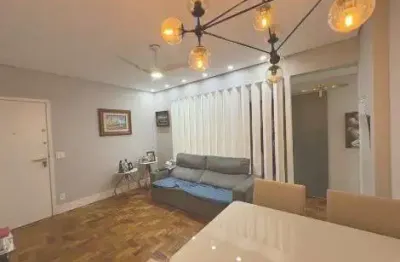 Apartamento à venda na quadra da praia, com dois dormitórios.