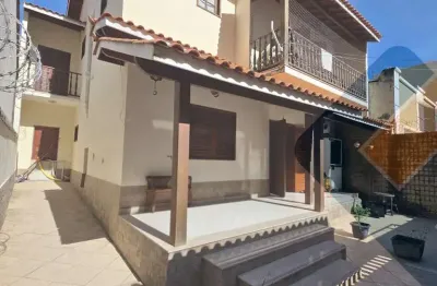 Casa de luxo em condomínio no santa rosa, niterói-rj: 4 quartos, 1 suíte, 2 salas, 4 banheiros, 2 vagas de garagem, 380m²