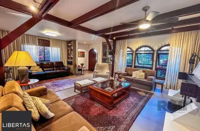 Casa 3 dormitórios, suíte, lareira, churrasqueira,, pátio, vaga garagem com 309 m² privativos.