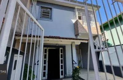Casa Residencial de 2 pisos com  3 dormitórios , 2 banheiros + 1anexo com 2 aptos JKs , construído nos fundos do terreno no bairro Cidade Baixa/Azenha em Porto Alegre/RS.