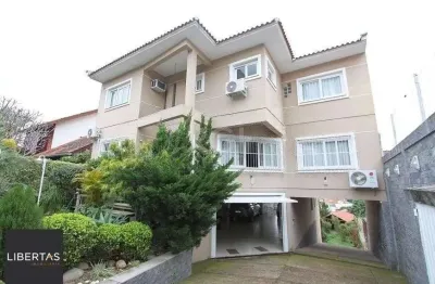 Excelente casa com 4 dormitórios, 6 vagas de garagem e vista panorâmica.