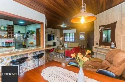 Casa de 2 dormitórios, piscina, churrasqueira e 2 vagas de garagem no bairro hípica