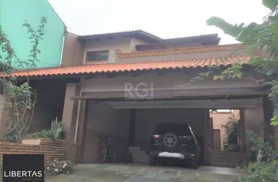 Casa de 270m² - 3 dormitórios, 1 suíte, churrasqueira, pátio e 3 vagas de garagem