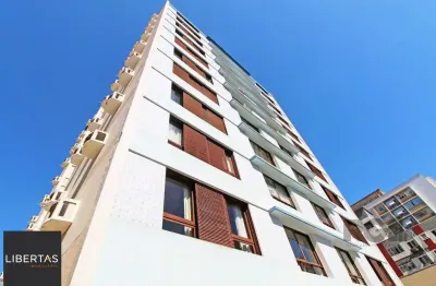 Apartamento de três quartos, suíte e uma vaga de garagem no bairro Independência em Porto Alegre.