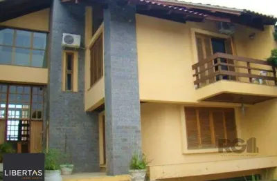 Casa de 370m² - 4 dormitórios, 2 suítes e 4 vagas de garagem no bairro Espírito Santo