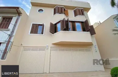 Excelente casa de 465m² com 3 dormitórios e 5 vagas de garagem.