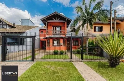 Excelente casa de 209m² com 3 dormitórios, piscina e 3 vagas de garagem.