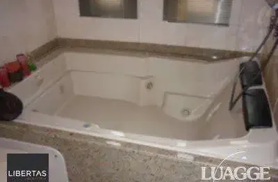 Casa com 4 dormitórios, sendo uma suíte , e 530 area privativa