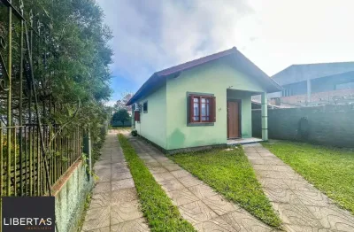 Casa 02 dormitórios e demais peças, amplo terreno plano com 300m².