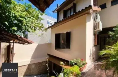 Casa sobrado no bairro Petrópolis de 4 dormitórios e 3 vagas para alugar