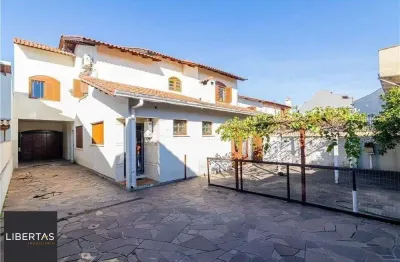 Ampla casa com 4 Dormitórios e Pátio Próximo a Adda Mascarenhas