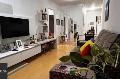 Apartamento Mobiliado e reformado com 2 Dormitórios e Vaga Coberta