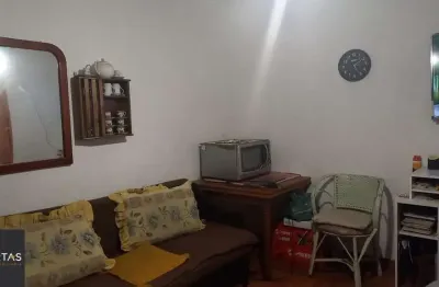 Casa ampla, 2 dormitótios, 1suíte, sala, cozinha, banheiro social , 2 vagas de garagem e ótima localização!