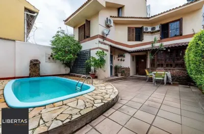 Casa com 3 suítes, 4 vagas e pátio com piscina no Bairro Boa Vista