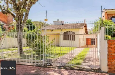 Casa de 2 quartos, 2 banheiros,pátio,churrasqueira, 7 vagas no bairro Guarujá.