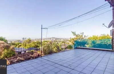 Libertas Imobiliária aluga casa com 200m² construídos no bairro Tristeza