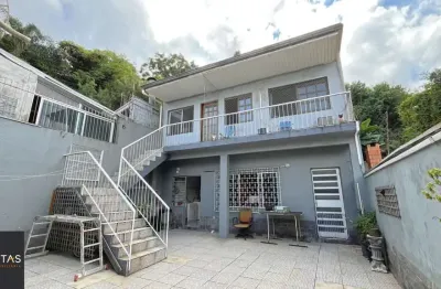 Casa de 156m², com 3 dormitórios, 1 suíte em terreno de 450m²; na Vila Nova