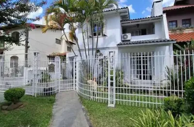 Casa em Porto Alegre, no bairro Ipanema, com 3 dormitório(s), e 3 banheiros, à venda.