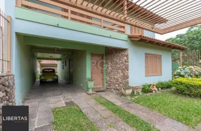 Casa para Venda - 180m², 3 dormitórios, sendo 1 suites, 2 vagas - Guarujá