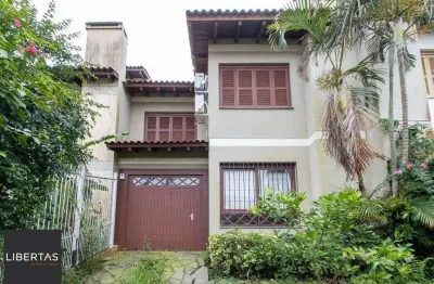 Casa de alvenaria, 3 dormitórios, 1 suíte e pátio com piscina, bairro Espírito Santo.
