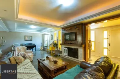 Casa com 452m² de área construída, 02 suítes, banheira de hidro, closet, 02 banheiros sociais, 03 living com 02 ambientes, 02 lareiras