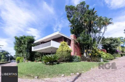 Casa com 724 m² privativos, 4 dormitórios sendo 4 suítes, 6 vagas sendo 3 cobertas