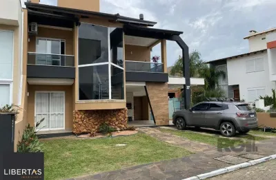 Casa em condominio com excelente padrão construtivo, possui 3 dormitórios, sendo 1 suíte máster com closet e sacada