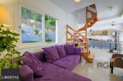 Living em dois ambientes com cozinha americana, lavabo, pátio, lavanderia. o3 dormitórios sendo 01 suíte, banheiro social e sótão. Duas vagas de  garagem.